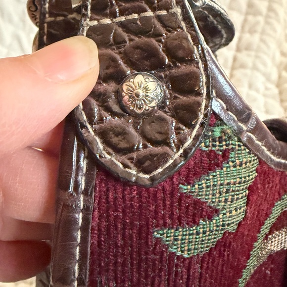 Elegant Floral Tapestry Bag with Brown Accents - Picture 4 of 10